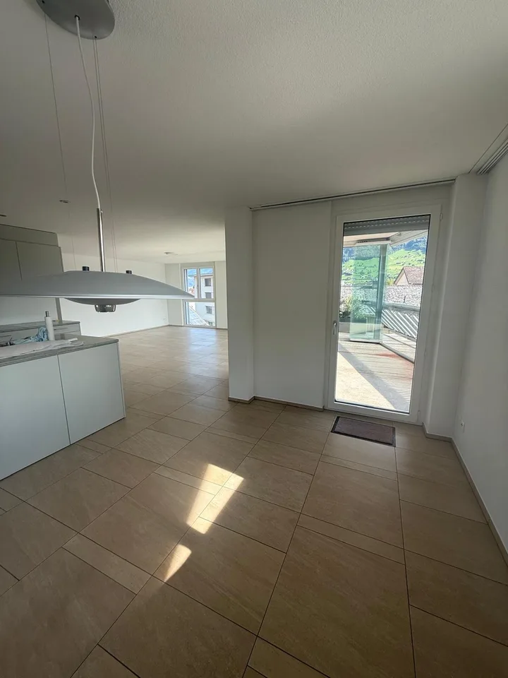 Helle 5.5-Zi-Whg, Balkon, Bergblick, Garage, mitten in Ennetbürgen