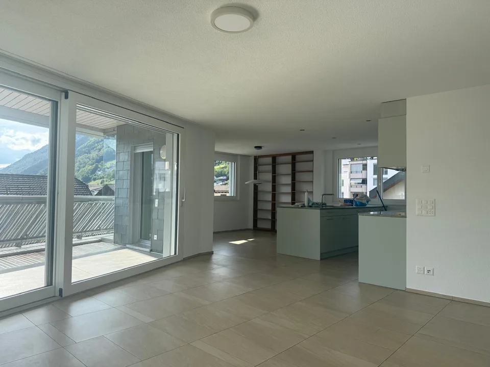 Helle 5.5-Zi-Whg, Balkon, Bergblick, Garage, mitten in Ennetbürgen