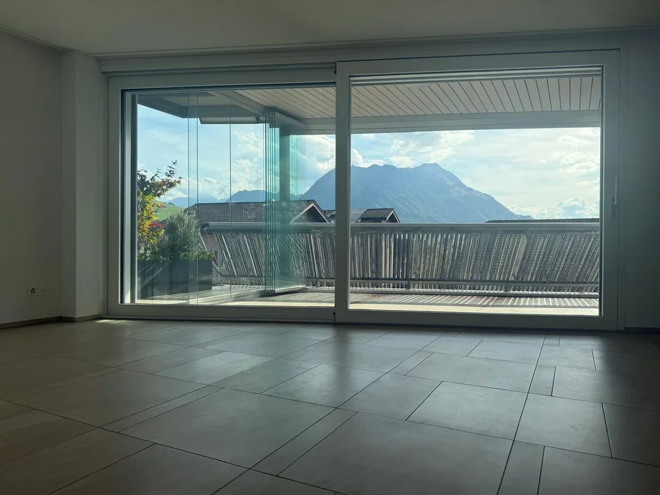 Helle 5.5-Zi-Whg, Balkon, Bergblick, Garage, mitten in Ennetbürgen