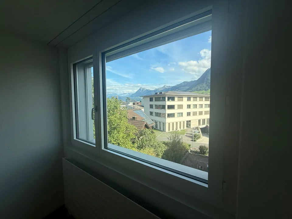 Helle 5.5-Zi-Whg, Balkon, Bergblick, Garage, mitten in Ennetbürgen
