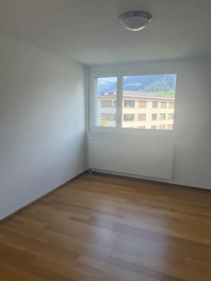 Helle 5.5-Zi-Whg, Balkon, Bergblick, Garage, mitten in Ennetbürgen