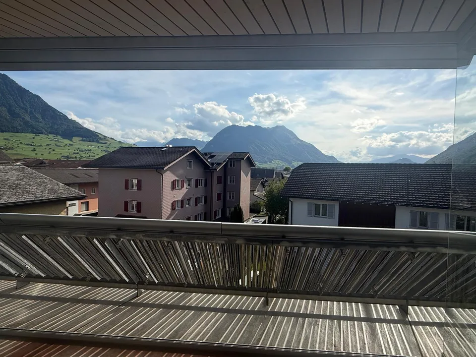 Helle 5.5-Zi-Whg, Balkon, Bergblick, Garage, mitten in Ennetbürgen