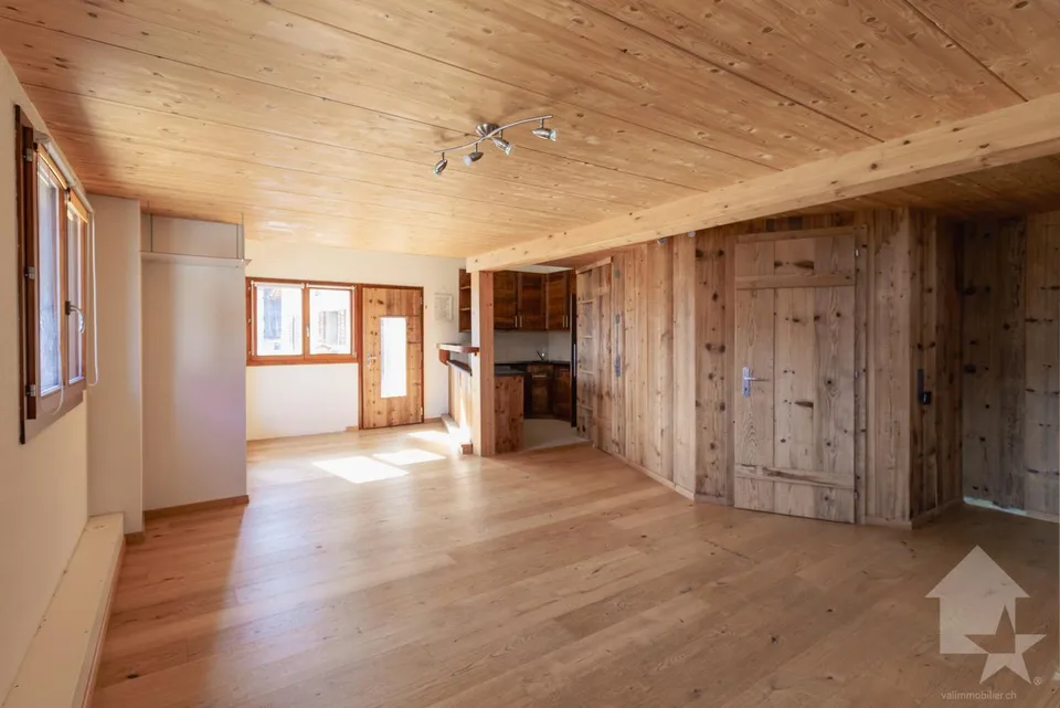 Grange rénovée de 4.5 pièces de 107 m2 habitables avec jardin de 40 m2 – Foto 4 von 19