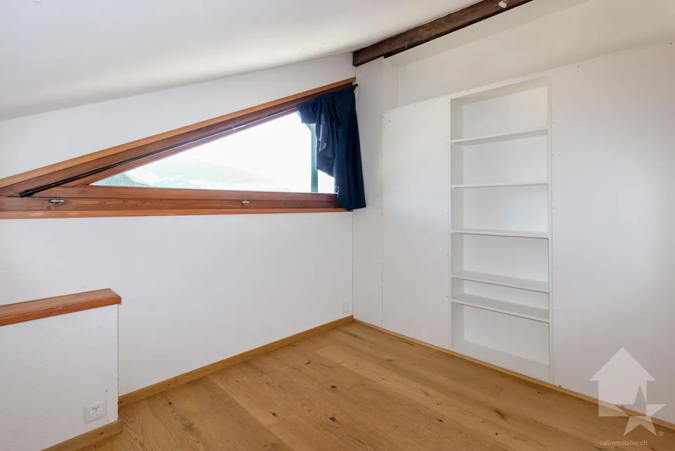 Grange rénovée de 4.5 pièces de 107 m2 habitables avec jardin de 40 m2 – Foto 9 von 19