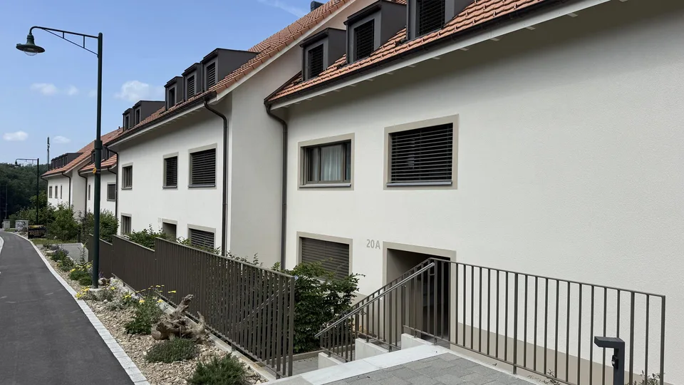 Moderne 2.5-Zimmer-Garten-Wohnung mit Sitzplatz
