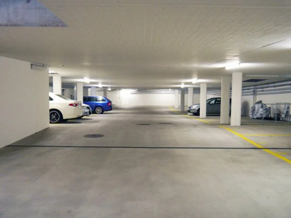 Einstellplätze mit und ohne E-Ladestation in heller Tiefgarage in A... – photo 2 sur 3