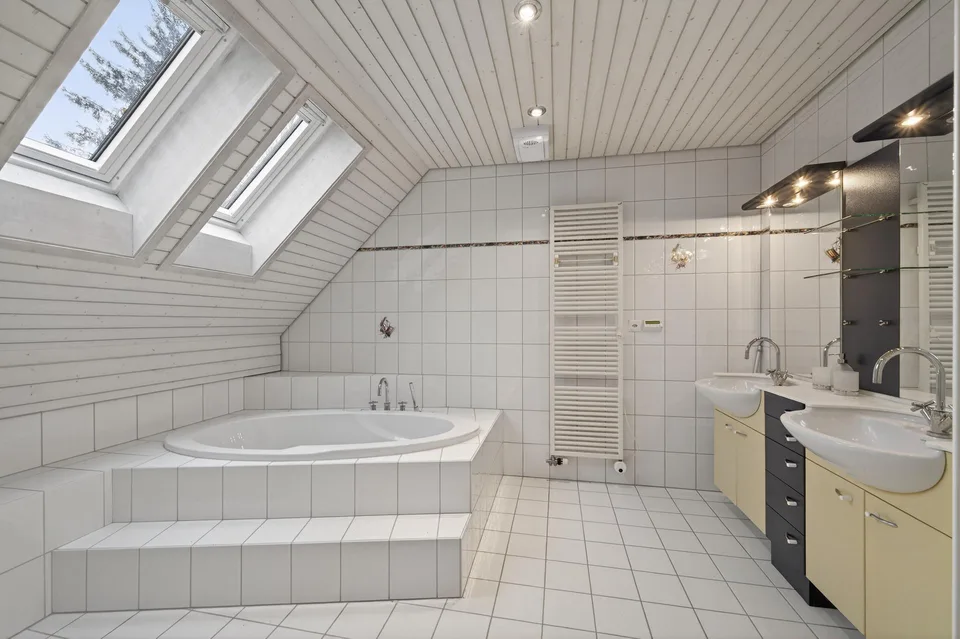 160 m² Wohnfläche, gemütlicher Kamin und Wärmepumpen-Heizung – Foto 10 von 23