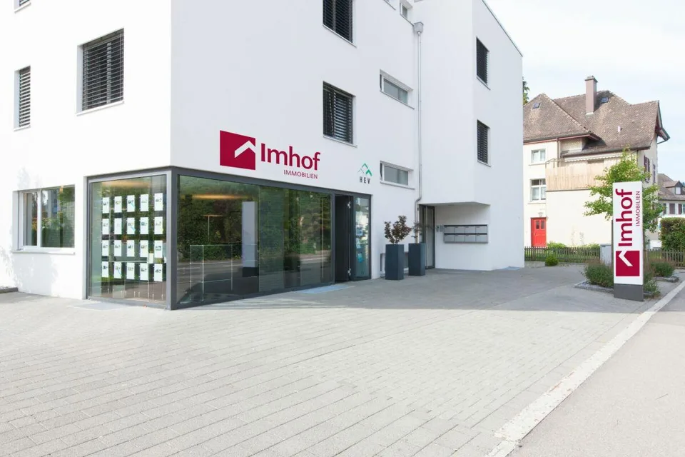 Helle 3.5-Zimmer-Wohnung im Erdgeschoss mit Gartensitzplatz!