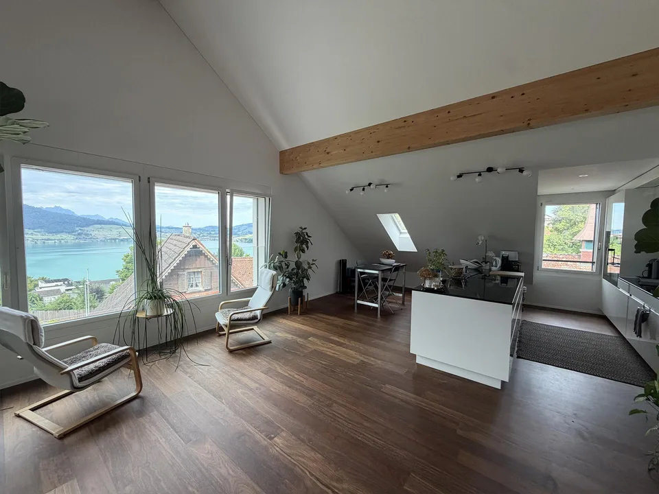 Traumhafte 4.5-Zimmer-Dachwohnung mit See- und Bergsicht