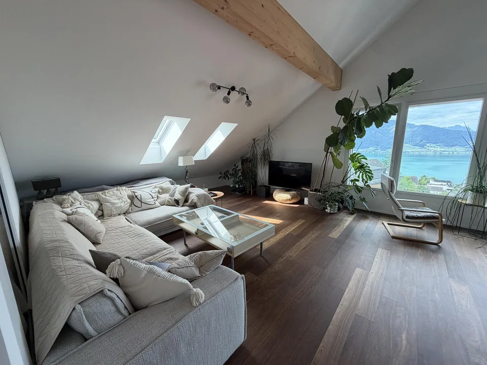 Traumhafte 4.5-Zimmer-Dachwohnung mit See- und Bergsicht