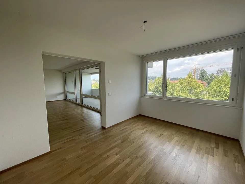 Nähe WestSide: Top moderne Wohnung mit 2 grossen Balkonen – Foto 4 von 8