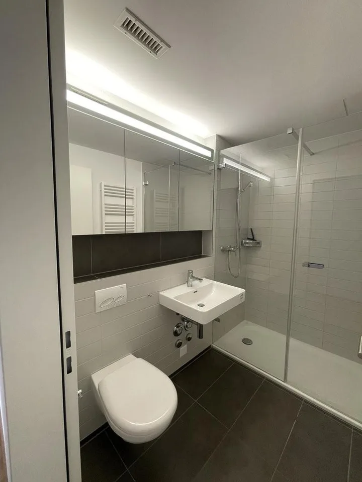 Nähe WestSide: Top moderne Wohnung mit 2 grossen Balkonen – Foto 3 von 8