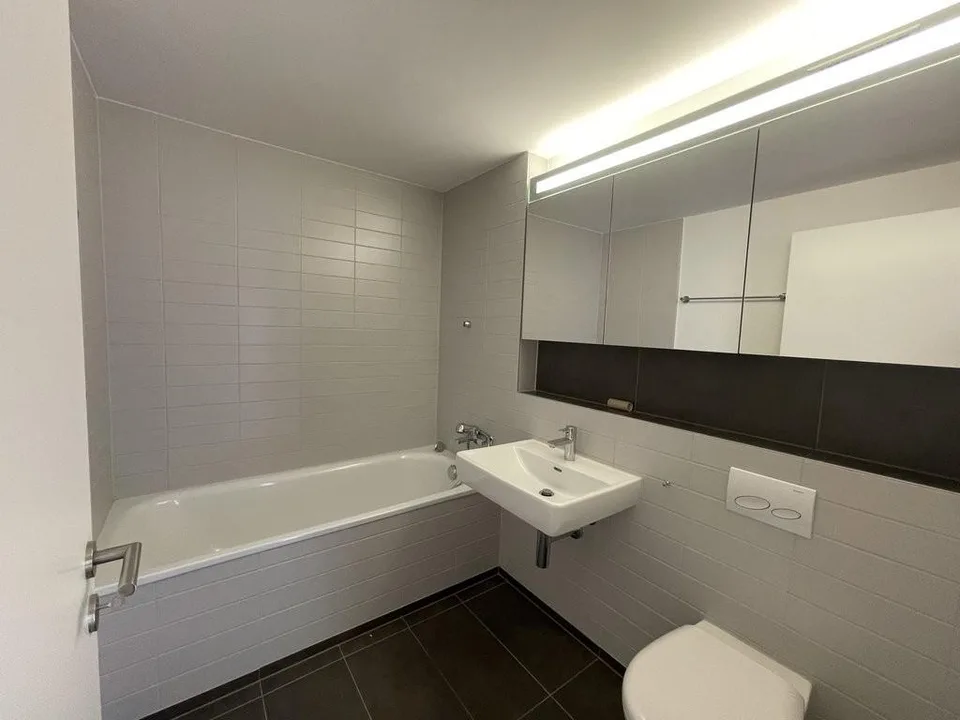 Nähe WestSide: Top moderne Wohnung mit 2 grossen Balkonen – Foto 2 von 8