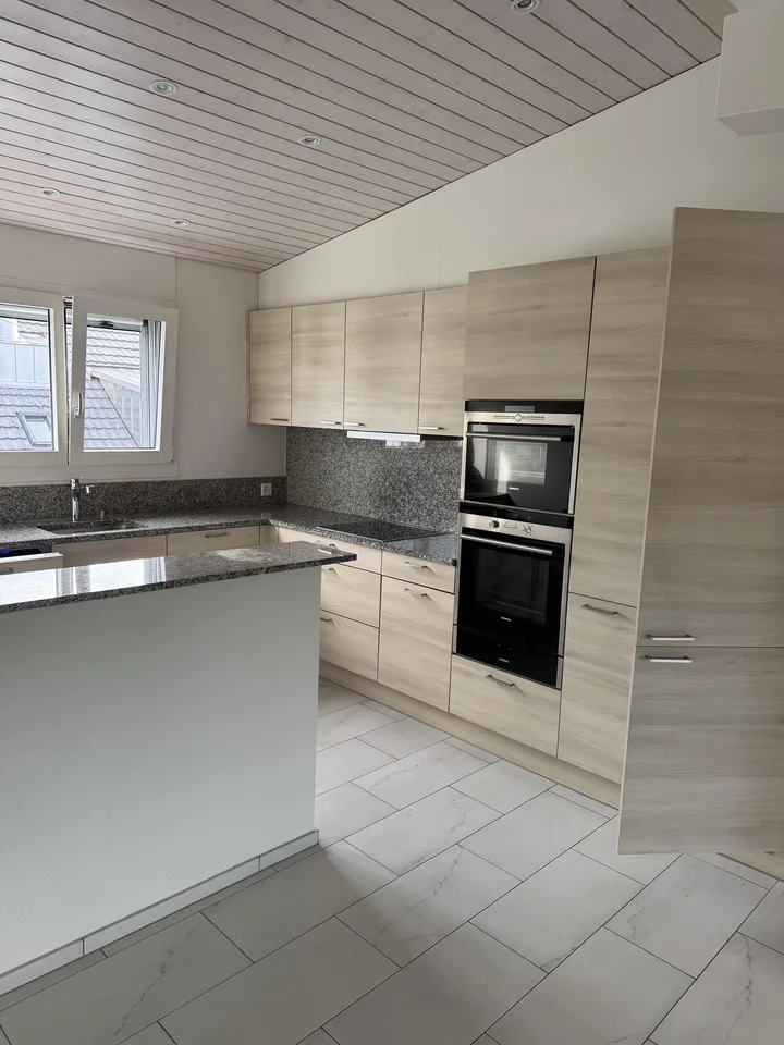Exklusive 4 1/2-Zimmer-Attika mit Privatlift