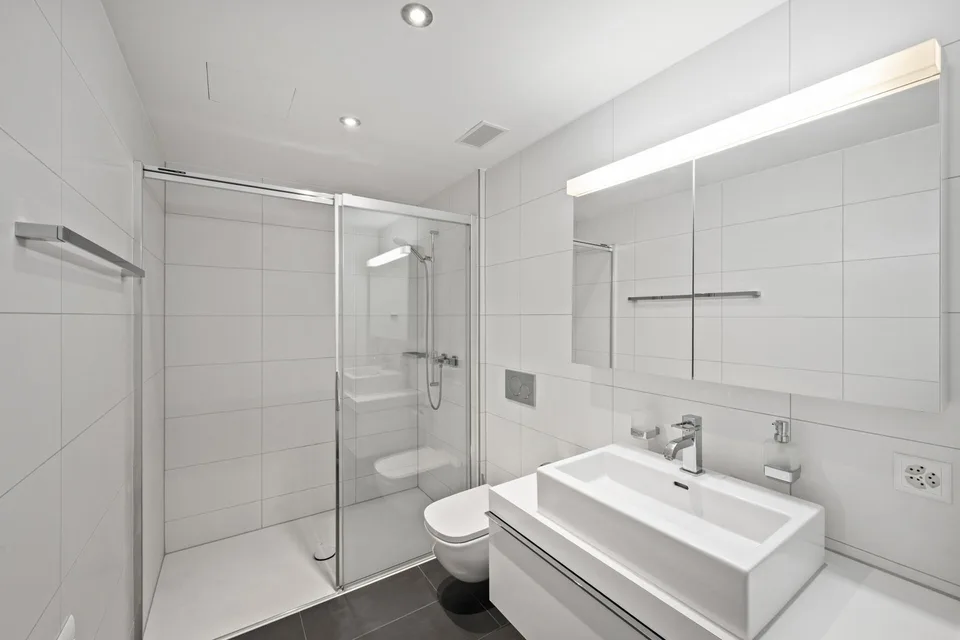 Moderne 4.5-Zimmer Minergie-Wohnung mit sonniger Loggia – Foto 7 von 12