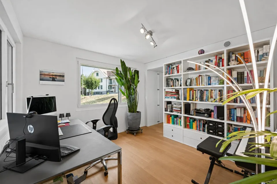 Moderne 4.5-Zimmer Minergie-Wohnung mit sonniger Loggia – Foto 6 von 12