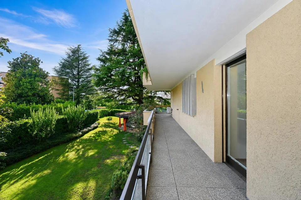 Appartamento Rinnovato con Terrazza e Piscina Condominiale – Foto 2 von 28
