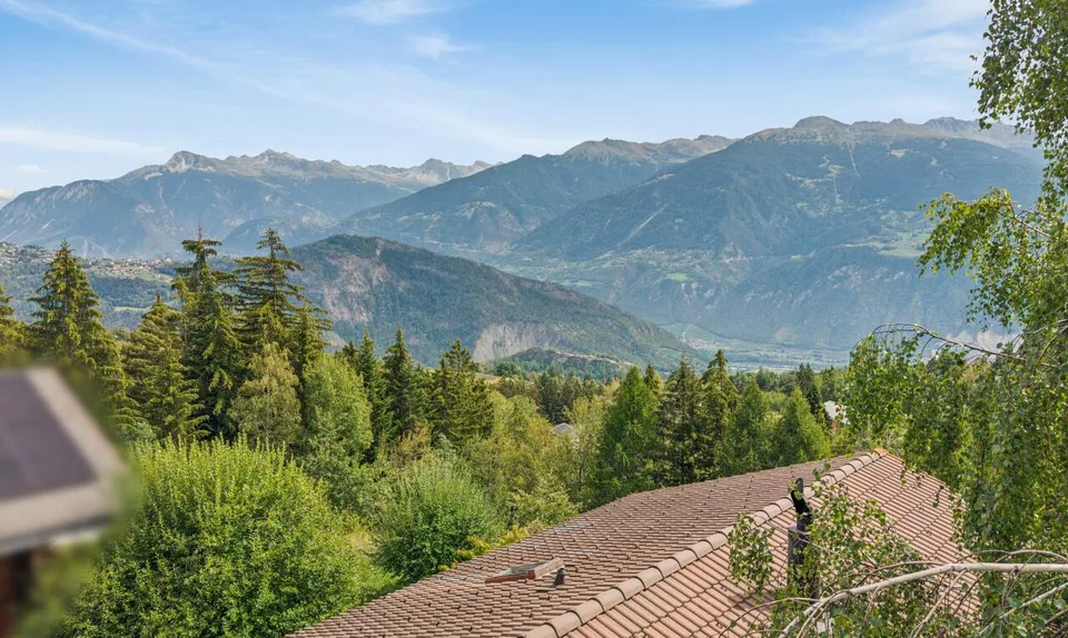 Charmant Chalet avec grand terrain et vue dégagée à Arbaz – photo 9 sur 11