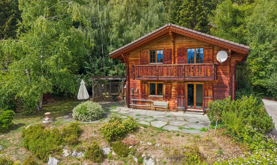 Charmant Chalet avec grand terrain et vue dégagée à Arbaz – photo 3 sur 11