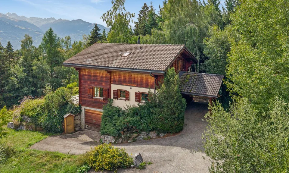 Charmant Chalet avec grand terrain et vue dégagée à Arbaz – photo 4 sur 11