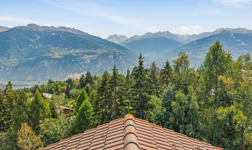 Charmant Chalet avec grand terrain et vue dégagée à Arbaz – photo 5 sur 11
