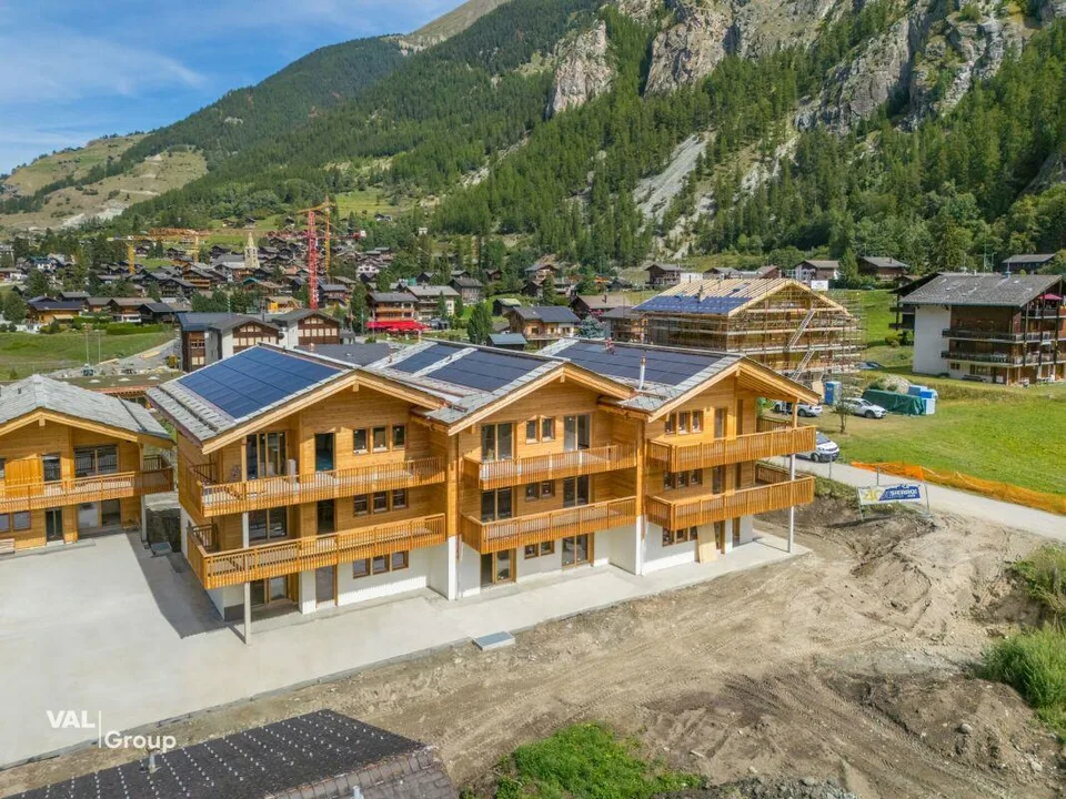 Un appartamento eccezionale di 4.5 locali con terrazza e giardino di fronte alle vette