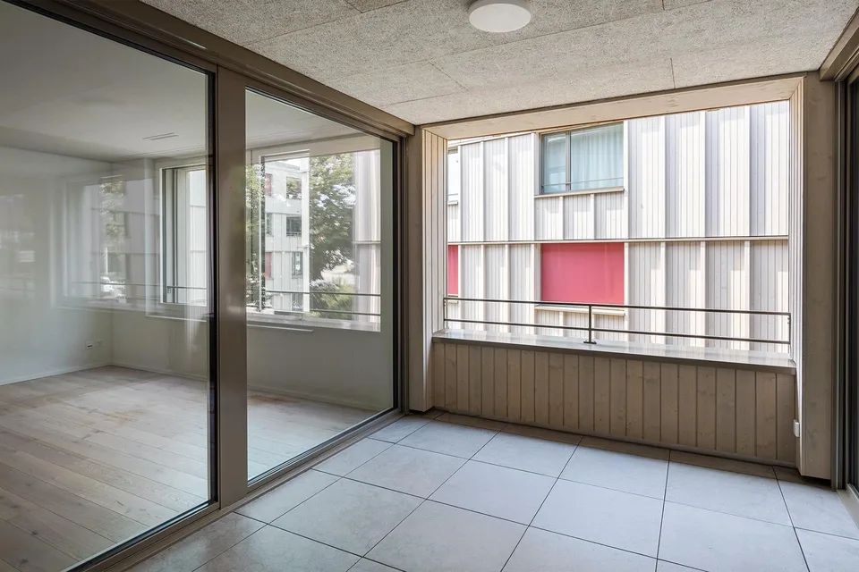 2.5 Zimmer-Dachwohnung mit Loggia und hohen Räumen