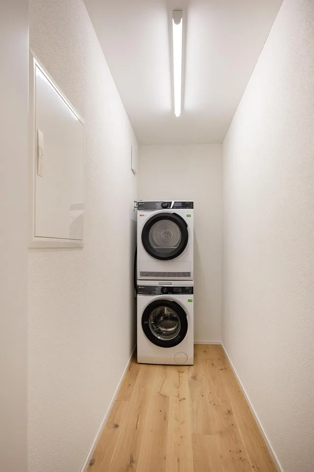 2.5 Zimmer-Dachwohnung mit Loggia und hohen Räumen
