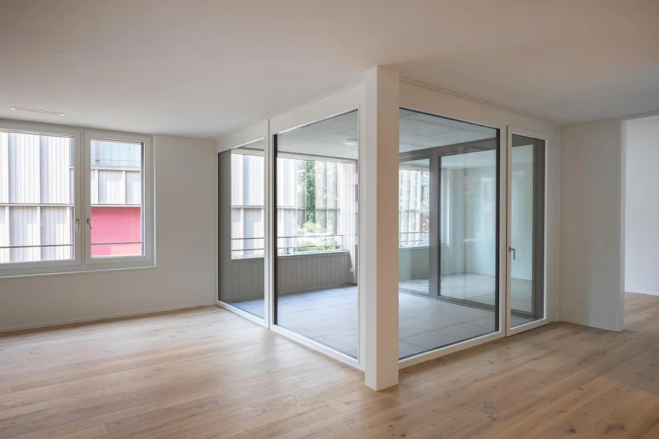 2.5 Zimmer-Dachwohnung mit Loggia und hohen Räumen