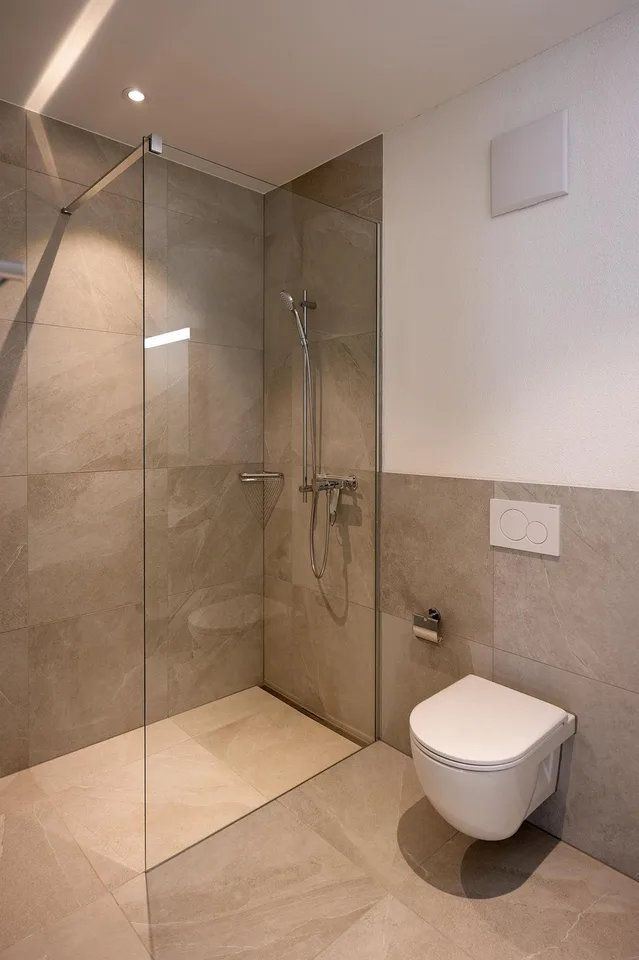 2.5 Zimmer-Dachwohnung mit Loggia und hohen Räumen