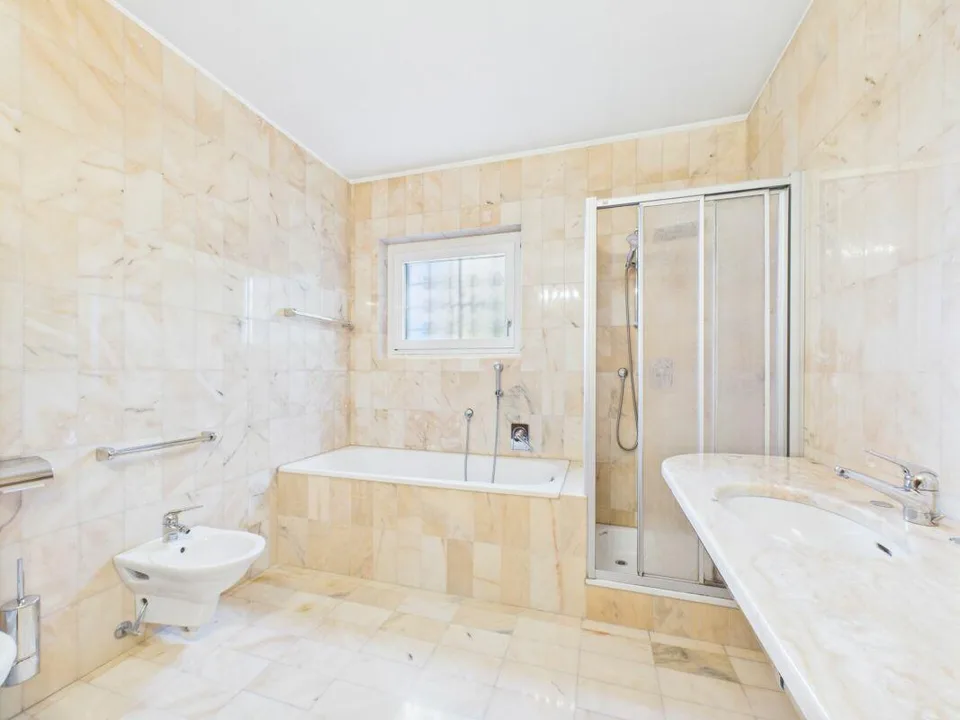 Wohnung mit Pool in renommierter Lage – Foto 8 von 13