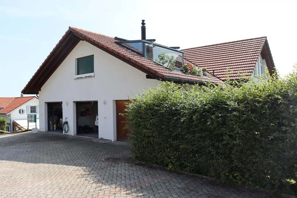 Attraktive 3.5 Zimmerwohnung mit Einzelgarage an sonniger Lage – photo 2 sur 18