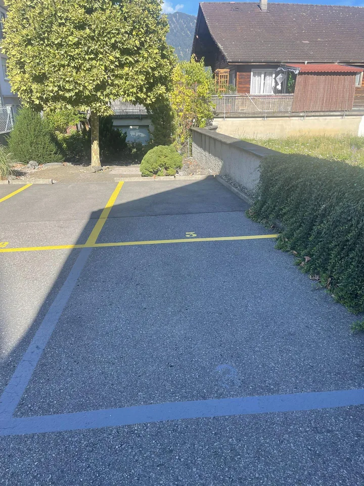 Parkplätze im Dorfkern zu vermieten – photo 2 of 2