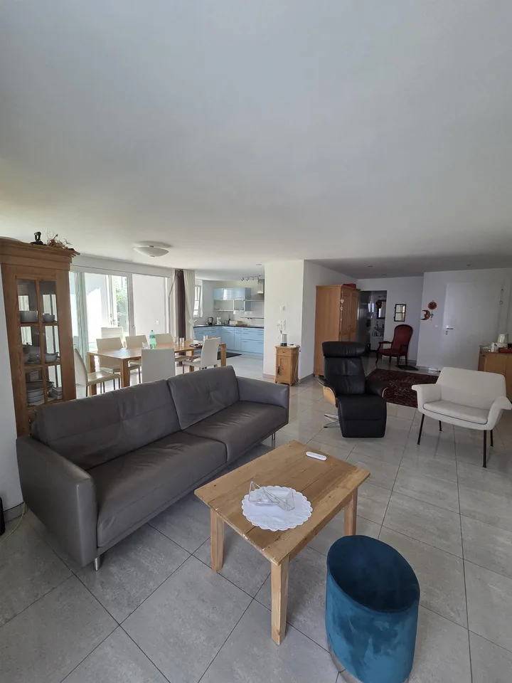 Einmalige Gelegenheit in Azmoos 4.5 Zimmer-Gartenwohnung zu verkaufen – foto 2 di 21