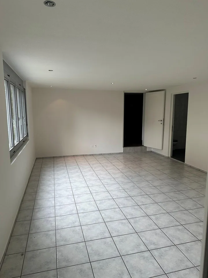 grosszügige, erschwingliche Einliegerwohnung in ruhigem Viertel