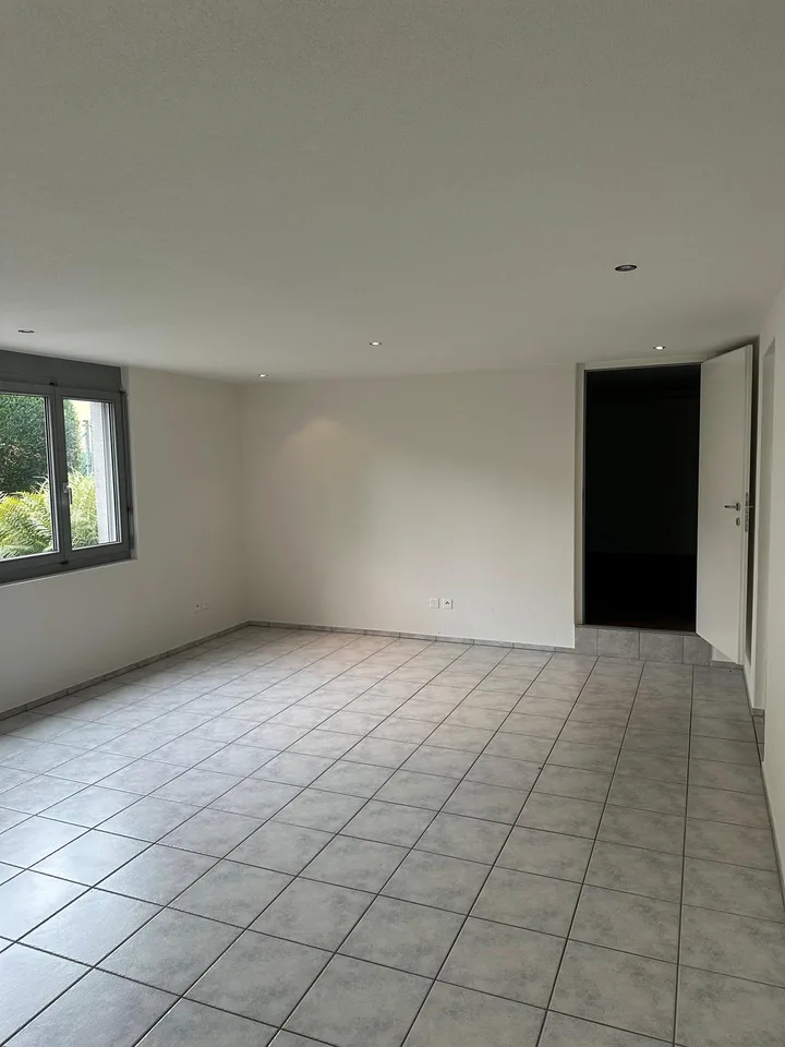 grosszügige, erschwingliche Einliegerwohnung in ruhigem Viertel