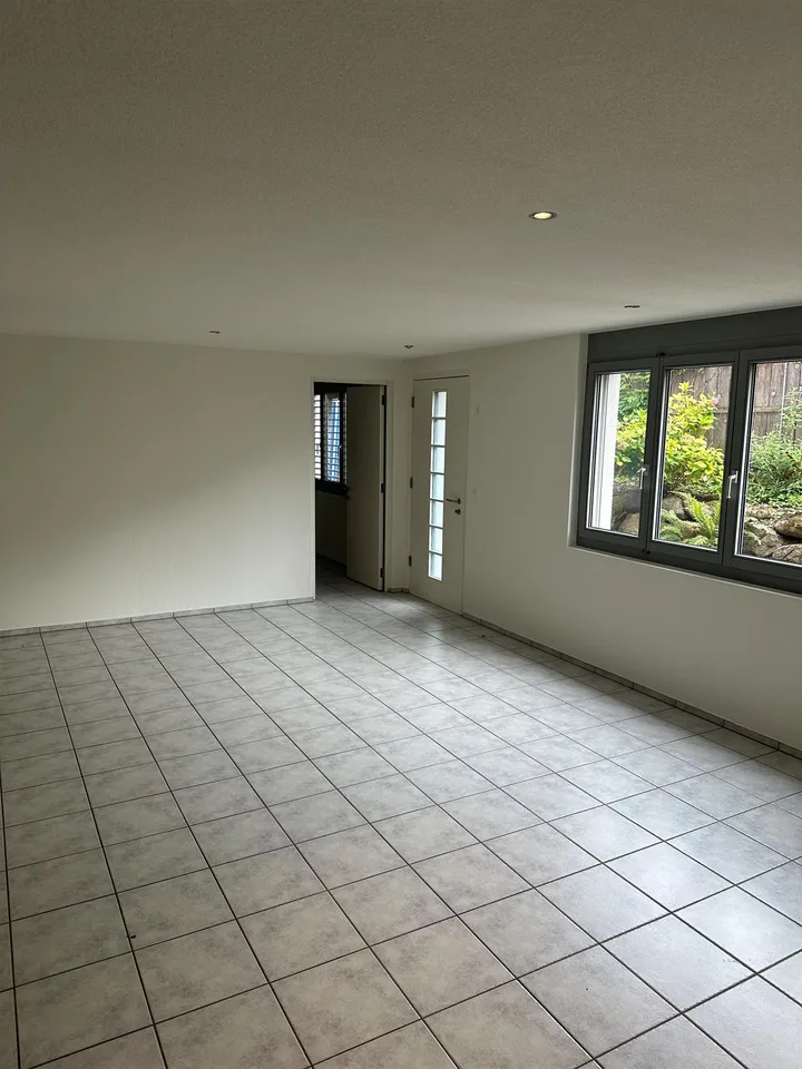 grosszügige, erschwingliche Einliegerwohnung in ruhigem Viertel