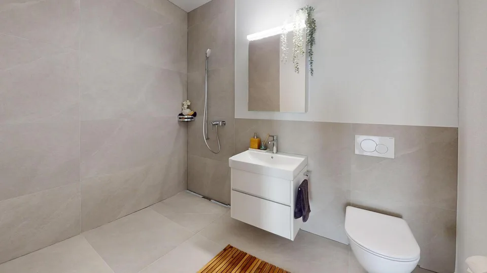 Moderne 3.5-Zimmer-Maisonette Neubauwohnung mit Balkon – Foto 2 von 7