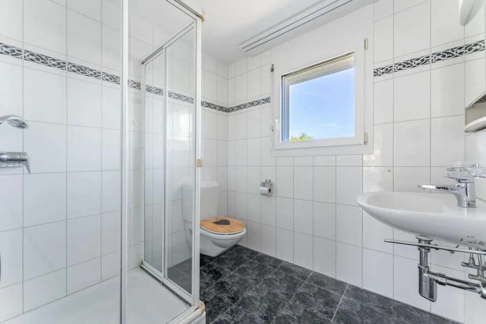 E ganze Stock för sech: sonnegi Familiewohnig – photo 7 of 9