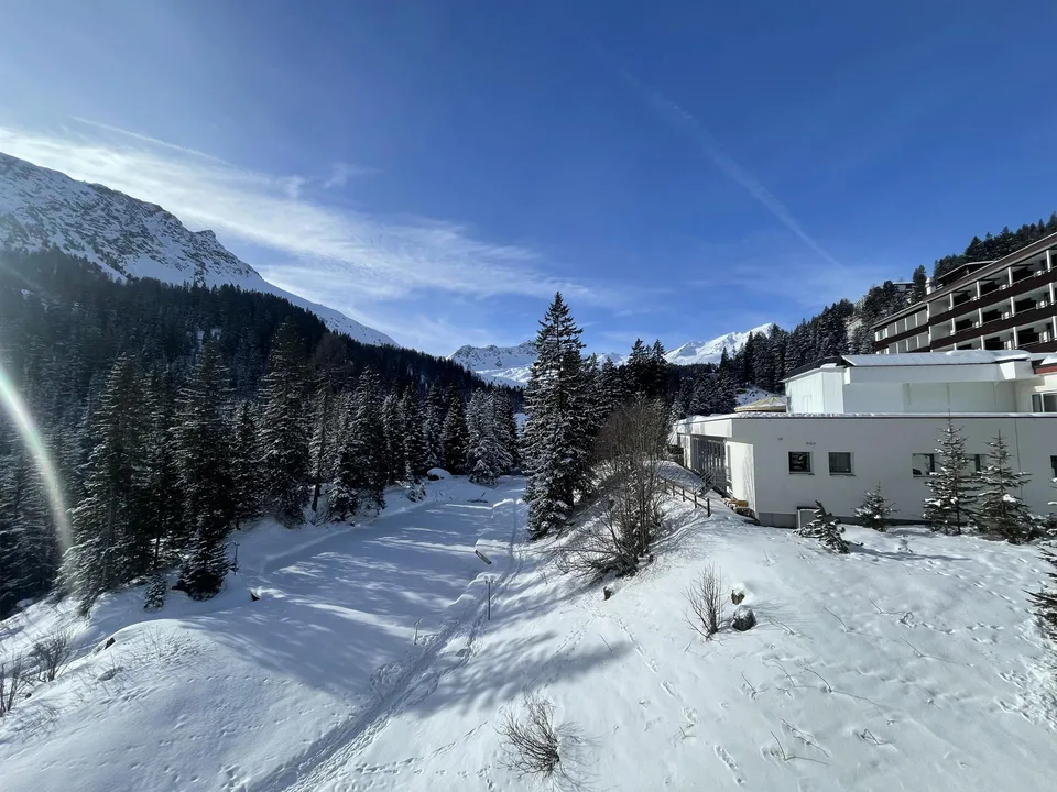 Moderne Ferienwohnung in Arosa, 2-Zimmer, Balkon, Tiefgarage – photo 6 sur 13