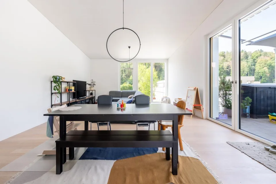 Urbanes Wohnen auf zwei Ebenen – grosszügige Maisonette-Attikawohnung – foto 2 di 13