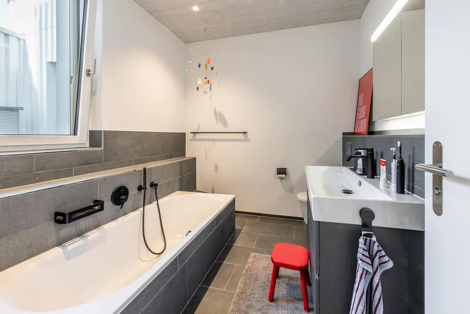Urbanes Wohnen auf zwei Ebenen – grosszügige Maisonette-Attikawohnung – foto 6 di 13