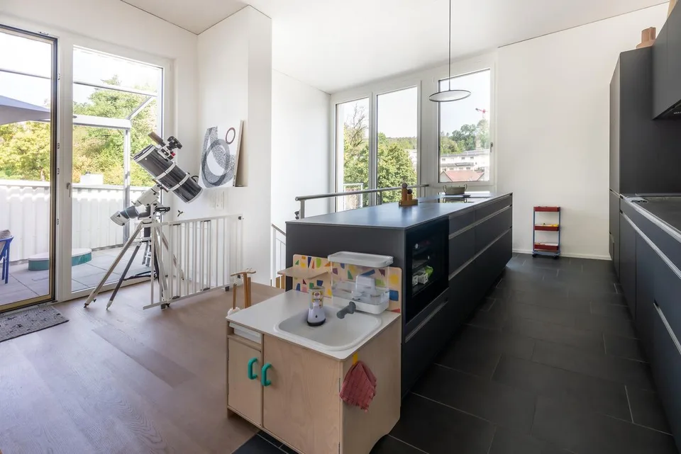 Urbanes Wohnen auf zwei Ebenen – grosszügige Maisonette-Attikawohnung – foto 4 di 13
