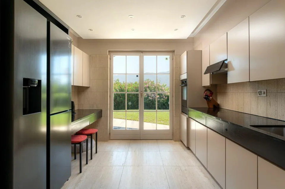 Building land with adjoining detached villa to be renovated – photo 11 of 14