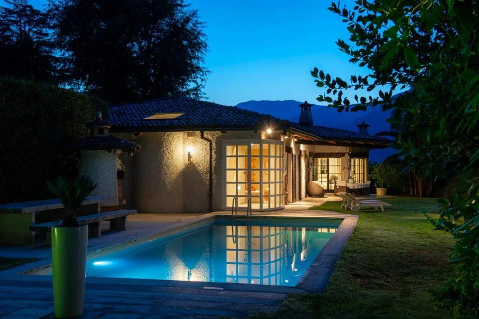 Building land with adjoining detached villa to be renovated – photo 2 of 14