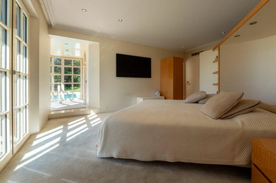 Building land with adjoining detached villa to be renovated – photo 10 of 14