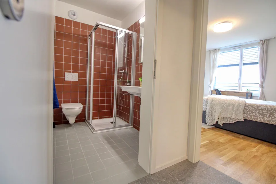 Appartement vivant spacieux à Crissier avec salle de bain privée en su