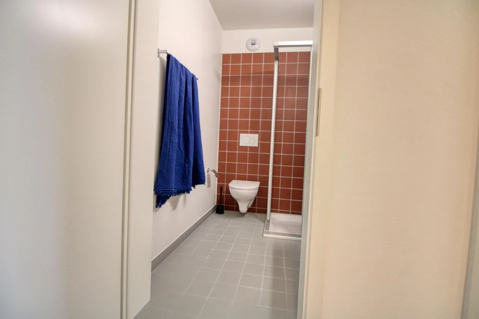 Appartement vivant spacieux à Crissier avec salle de bain privée en su