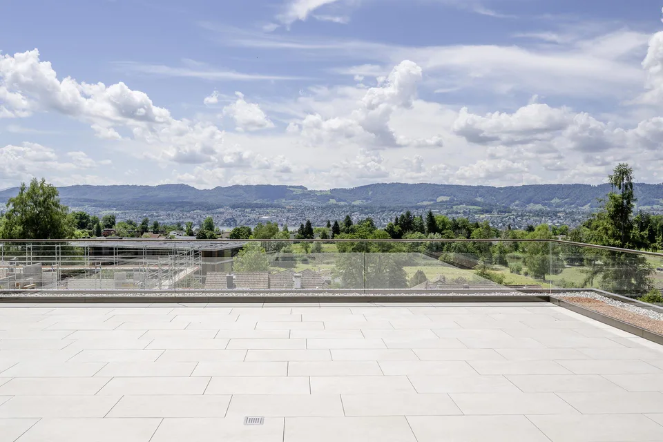 Exklusives Penthouse mit Dachterrasse & Panoramablick auf See & Berge – Foto 6 von 9