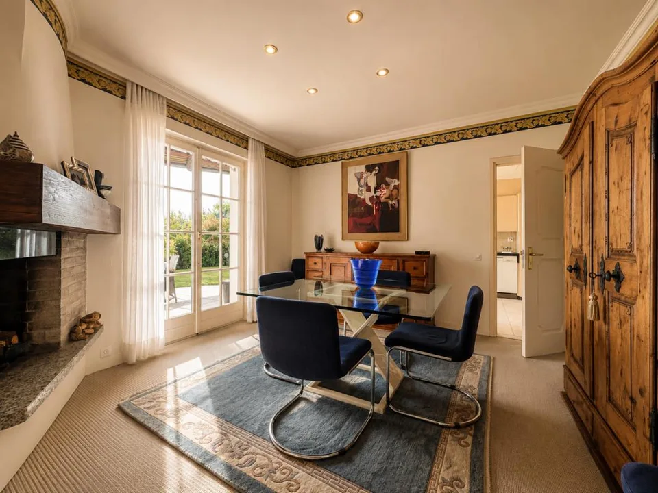 Exklusive Villa mit großem Garten und Pool – Foto 6 von 9